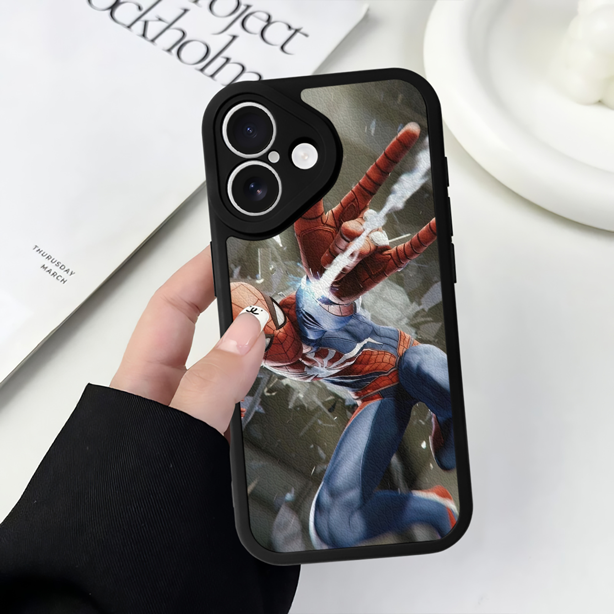 （画像用） Spider Man スパイダーマン 【iPhone 16シリーズ対応】シリコンスマホケース（レザー調） 材質：シリコン